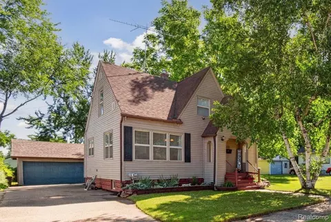 4235 Red Arrow Rd, Flint, MI 48507