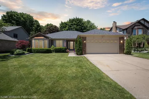 52887 Deerwood Dr, Macomb, MI 48042