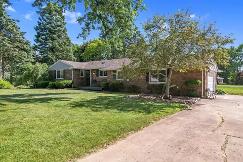 6630 Ellinwood Dr, White Lake, MI 48383
