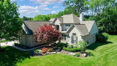 882 Loggers Cir, Rochester, MI 48307