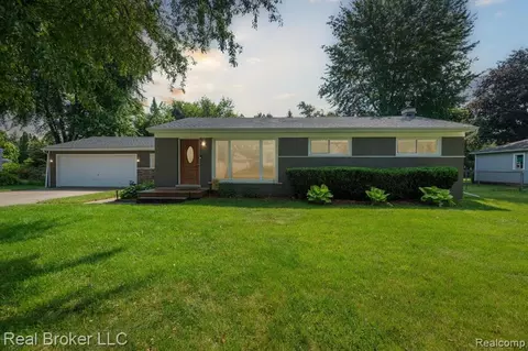 6240 Snow Apple Dr, Clarkston, MI 48346