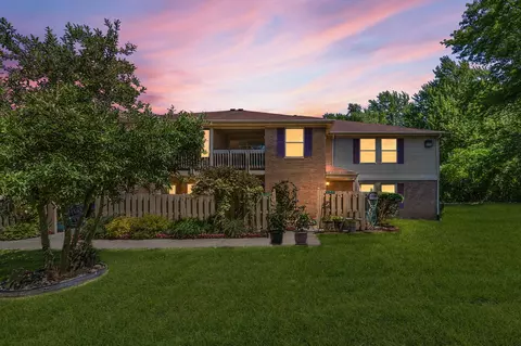61149 Greenwood Dr, South Lyon, MI 48178