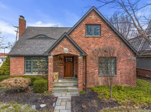 2298 W Lincoln St, Birmingham, MI 48009