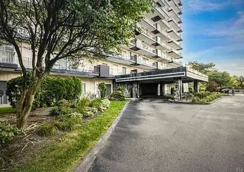 15801 Providence Dr #2D, Southfield, MI 48075