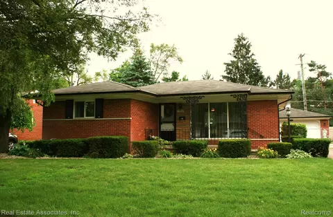 39225 Richland St, Livonia, MI 48150