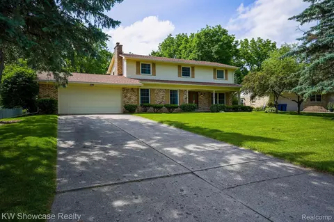 1416 Kings Carriage Rd, Grand Blanc, MI 48439