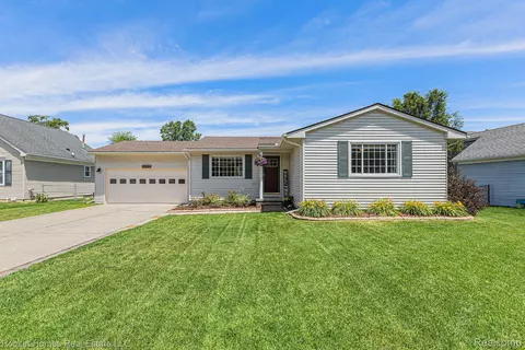 61364 Creekview Dr, South Lyon, MI 48178