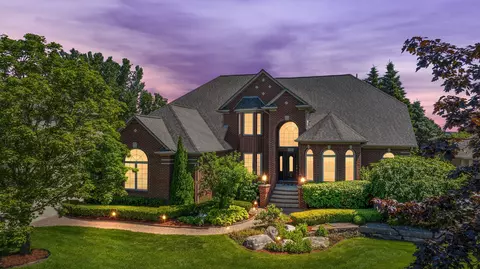 56612 Edgewood Dr, Shelby Township, MI 48316