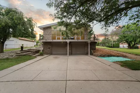 920 Carrington Dr, Northville, MI 48167