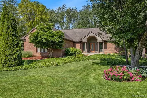 5665 Sheffield Dr, Clarkston, MI 48346