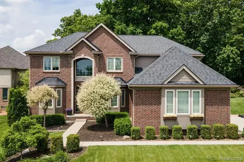 5657 Golf Pointe Dr, Clarkston, MI 48348