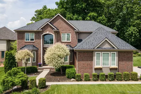 5657 Golf Pointe Dr, Independence, MI 48348