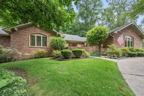 10880 Harvest Crt Ct, Plymouth, MI 48170