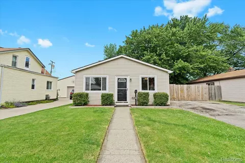 19105 Eastland St, Roseville, MI 48066