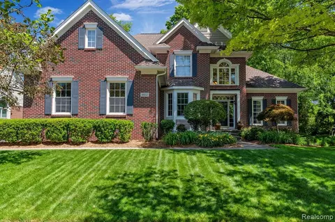 4832 Eagle Springs Ct, Clarkston, MI 48348
