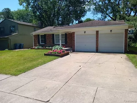 8558 Buckingham Dr, Ypsilanti, MI 48198