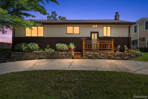 455 Shady Oaks St, Lake Orion, MI 48362
