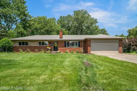 210 Mckinley Dr, Troy, MI 48098