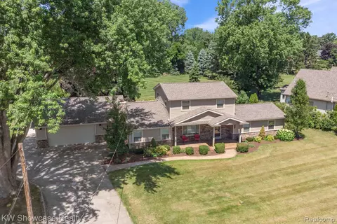 3719 Kingsway Dr, Highland, MI 48356