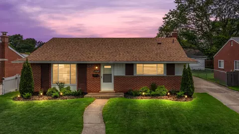 6460 Sunset St, Garden City, MI 48135