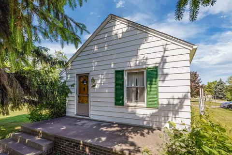 3925 Suffolk St, Waterford, MI 48329