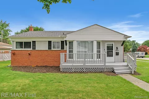 32000 Thorncrest St, Saint Clair Shores, MI 48082