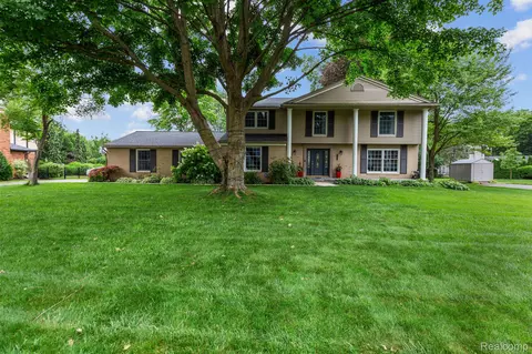 2561 Black Pine Trail Dr, Troy, MI 48098