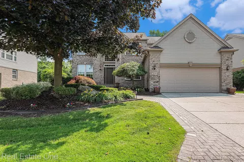 4632 Walden Dr, Troy, MI 48098