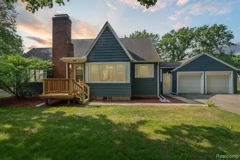 6031 Southward Ave, Waterford, MI 48329
