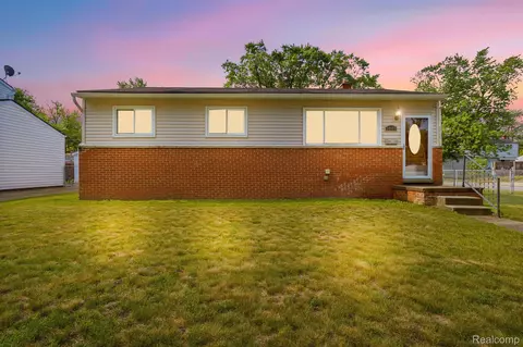 34955 Winslow St, Wayne, MI 48184