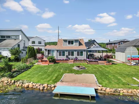 9615 Buckingham St, White Lake, MI 48386