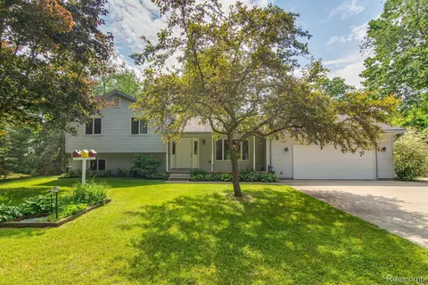 4705 Duck Lake Rd, Highland, MI 48356