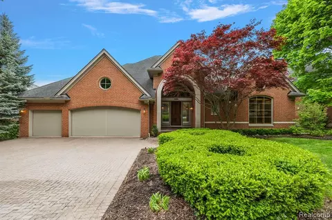 566 Pineway Cir, Bloomfield Hills, MI 48302