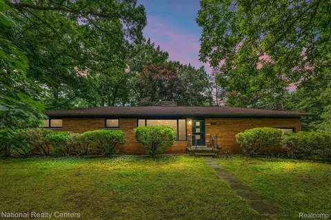 4211 Woodmont Dr, Waterford, MI 48329