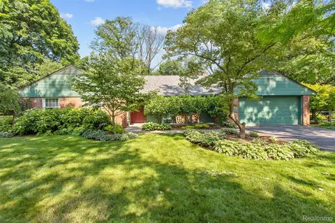 4197 Orchard Hill Dr, Bloomfield Hills, MI 48304