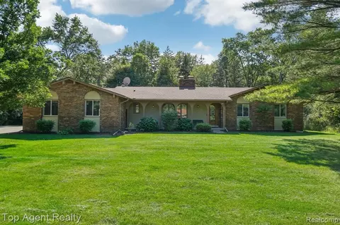 285 Whims Ct, Rochester, MI 48306