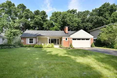 2188 Devonshire Rd, Bloomfield Hills, MI 48302