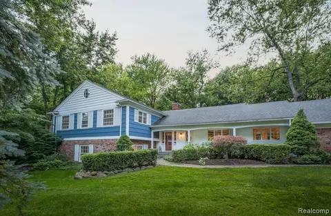 3802 Crestlake Dr, Bloomfield Hills, MI 48304