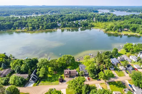 11420 Norway Dr, Hartland, MI 48353