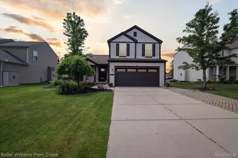 7661 Peninsula Crt Ct, Waterford, MI 48327