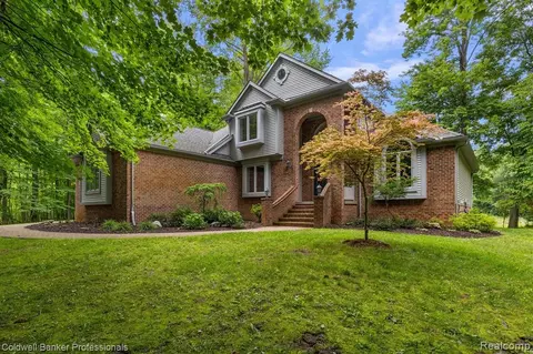 300 Schroeder Oaks Ln, Lake Orion, MI 48362