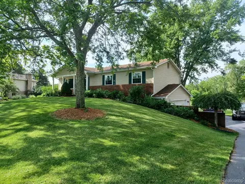 12116 Country Side Dr, Hartland, MI 48353