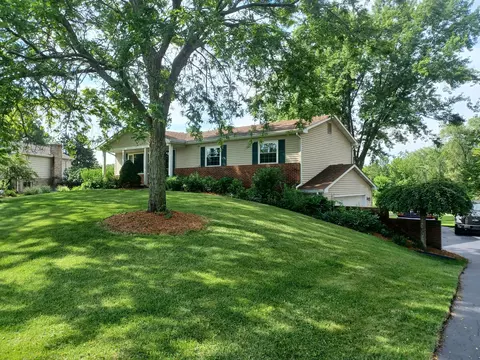12116 Country Side Dr, Hartland, MI 48353