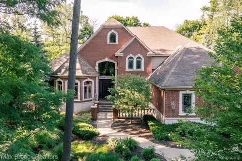 620 Pine Valley Way, Bloomfield Hills, MI 48302