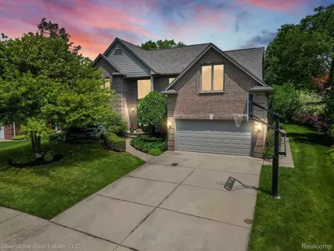 1073 Bloomview Cir, Rochester, MI 48307