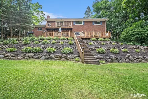 13271 Pomona Dr, Fenton, MI 48430