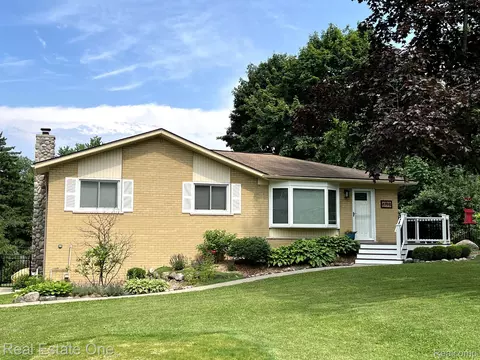 6198 Snow Apple Dr, Independence, MI 48346