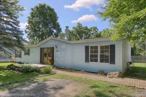 9095 Funston Blvd, White Lake, MI 48386