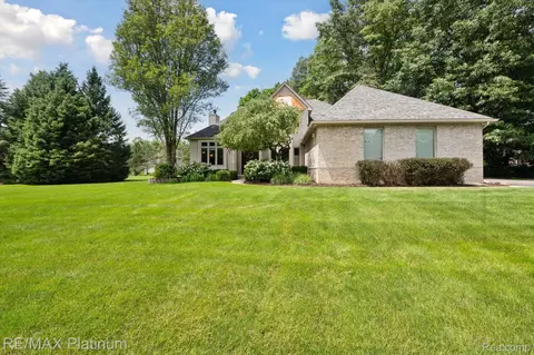 6934 W Ridge Dr, Brighton, MI 48116