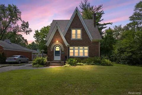 15975 W 13 Mile Rd, Southfield, MI 48076